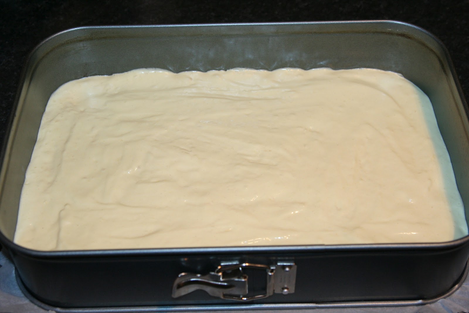 Пельменное тесто в холодильник. Вылить тесто в форму. Выкладывание теста в форму. Выложите шоколадное тесто в форму. Готовое тесто выкладывают в формы.