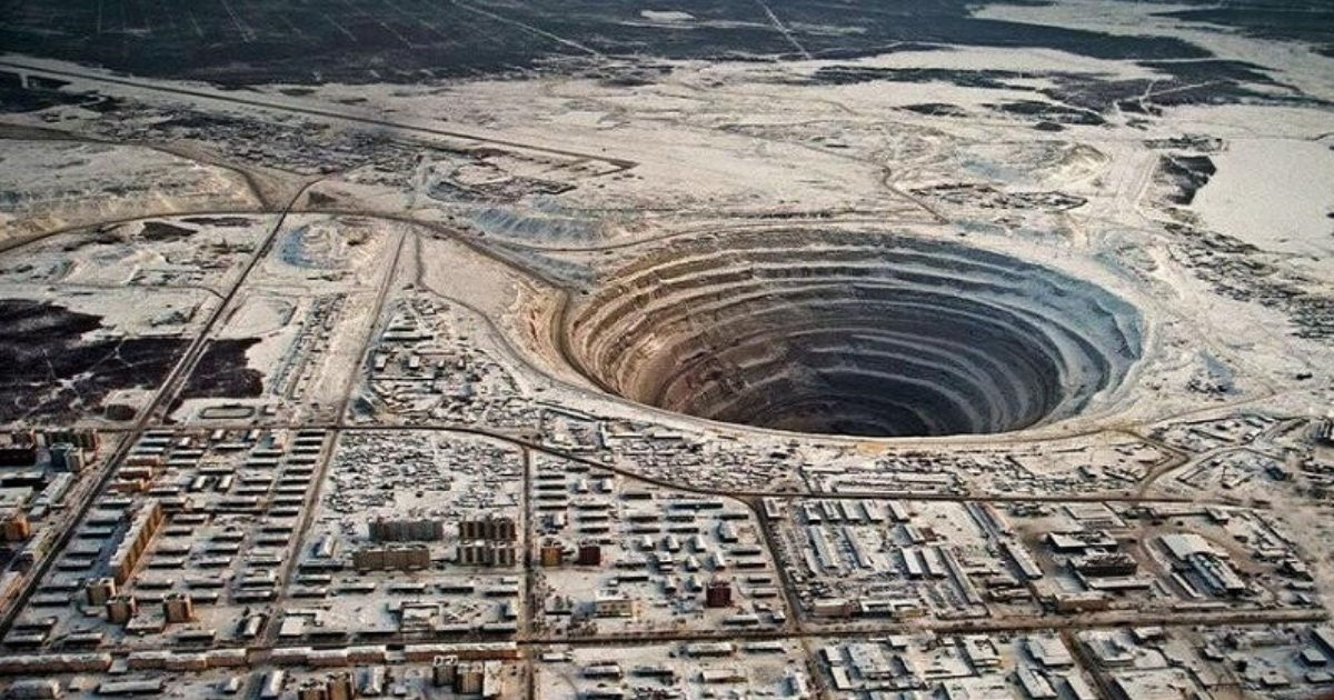В град Мирна Източен Сибир има едноименна диамантна мина Тя