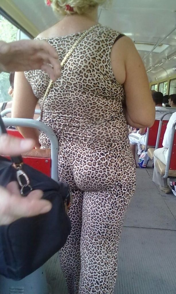 Тетя лосины. Толстая женщина в леопардовом. Толстушки в леопардовых штанах. Толстая женщина в леопардовых лосинах.